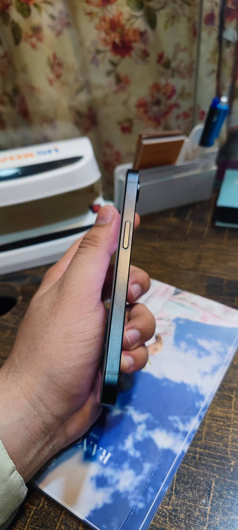 Apple iPhone 16e 2
