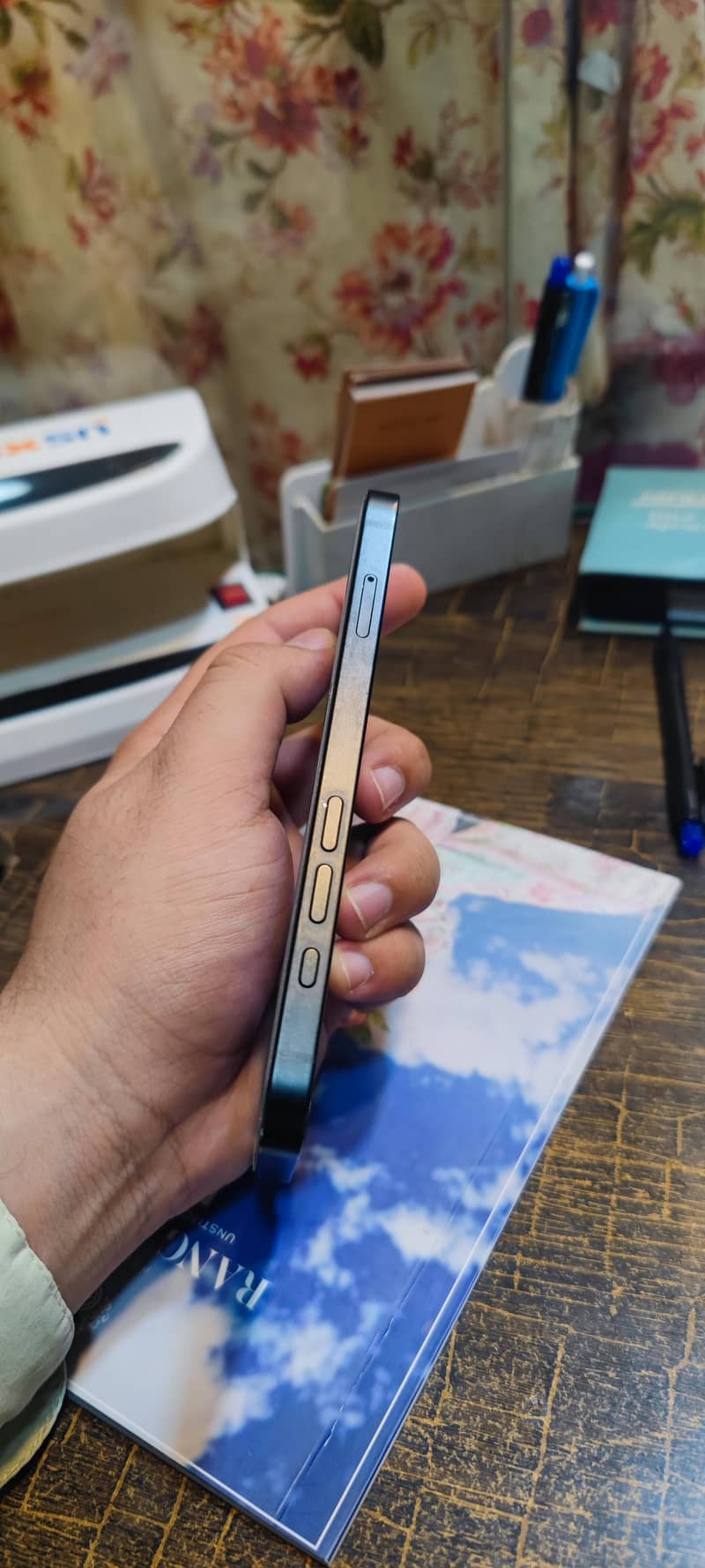 Apple iPhone 16e 3
