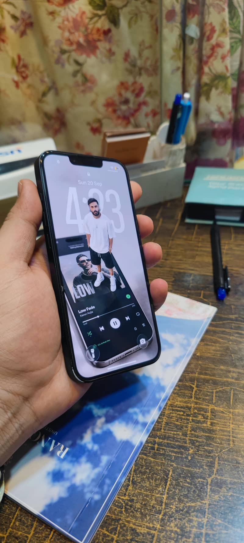 Apple iPhone 16e 5