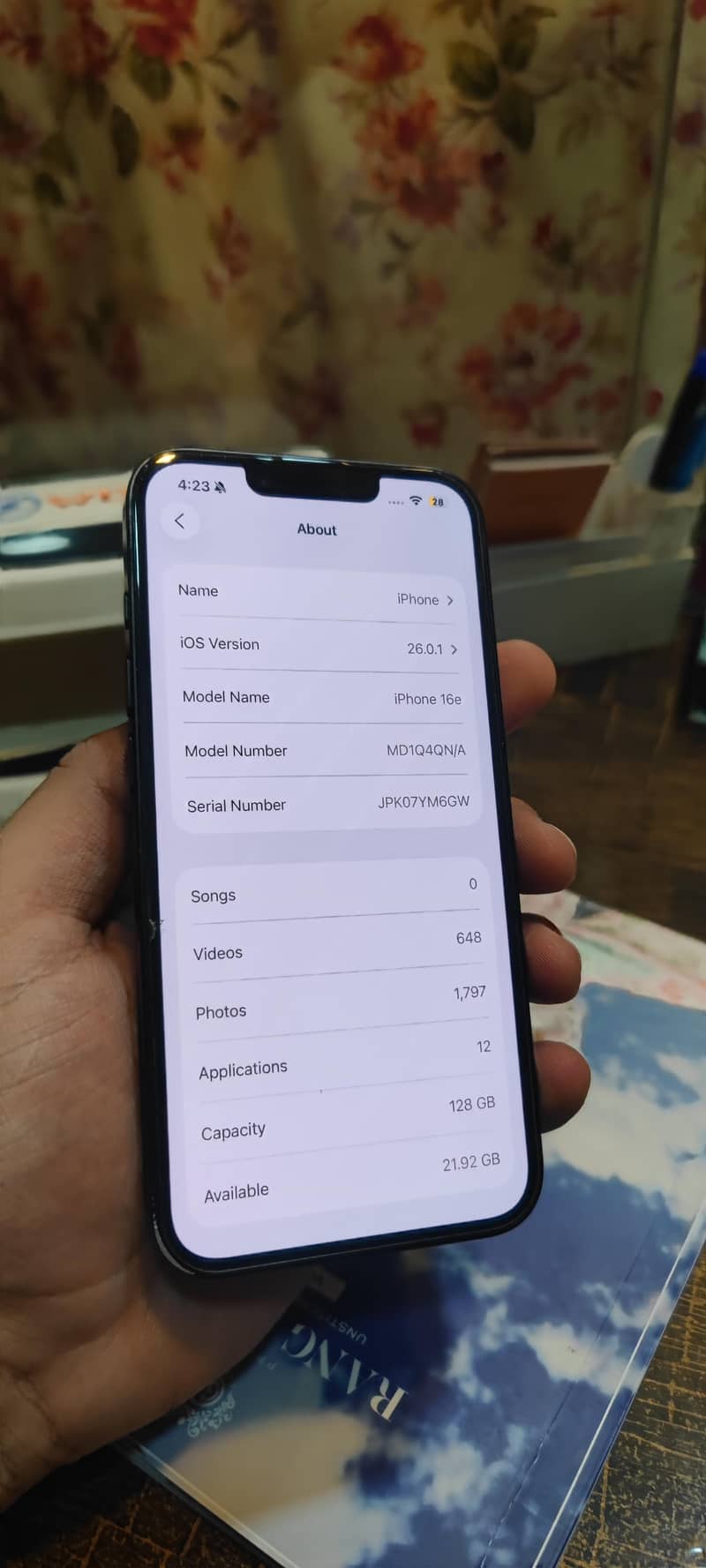 Apple iPhone 16e 6