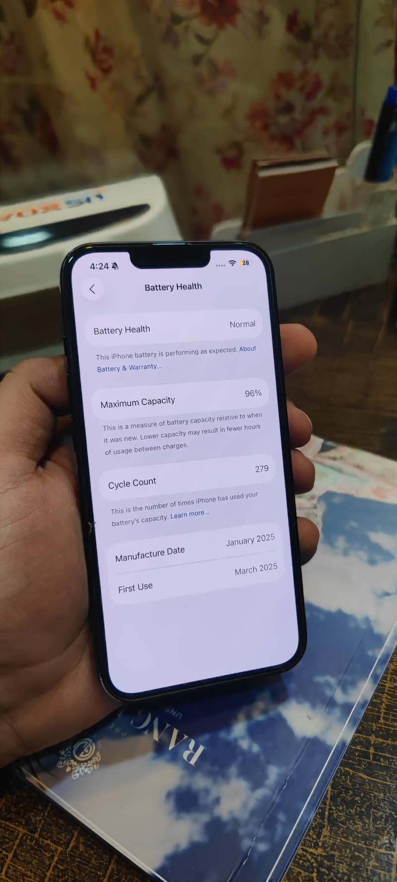 Apple iPhone 16e 7
