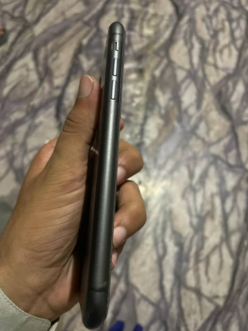 Apple iPhone 11 4