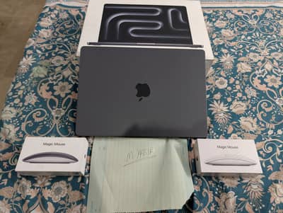 Apple MacBook Pro M5 with Magic Mouse