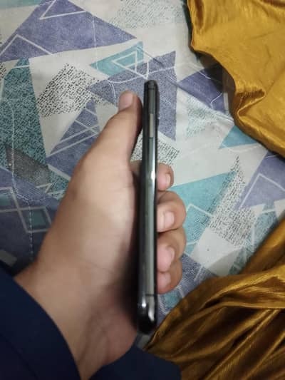 Apple iPhone XS or Realme C61