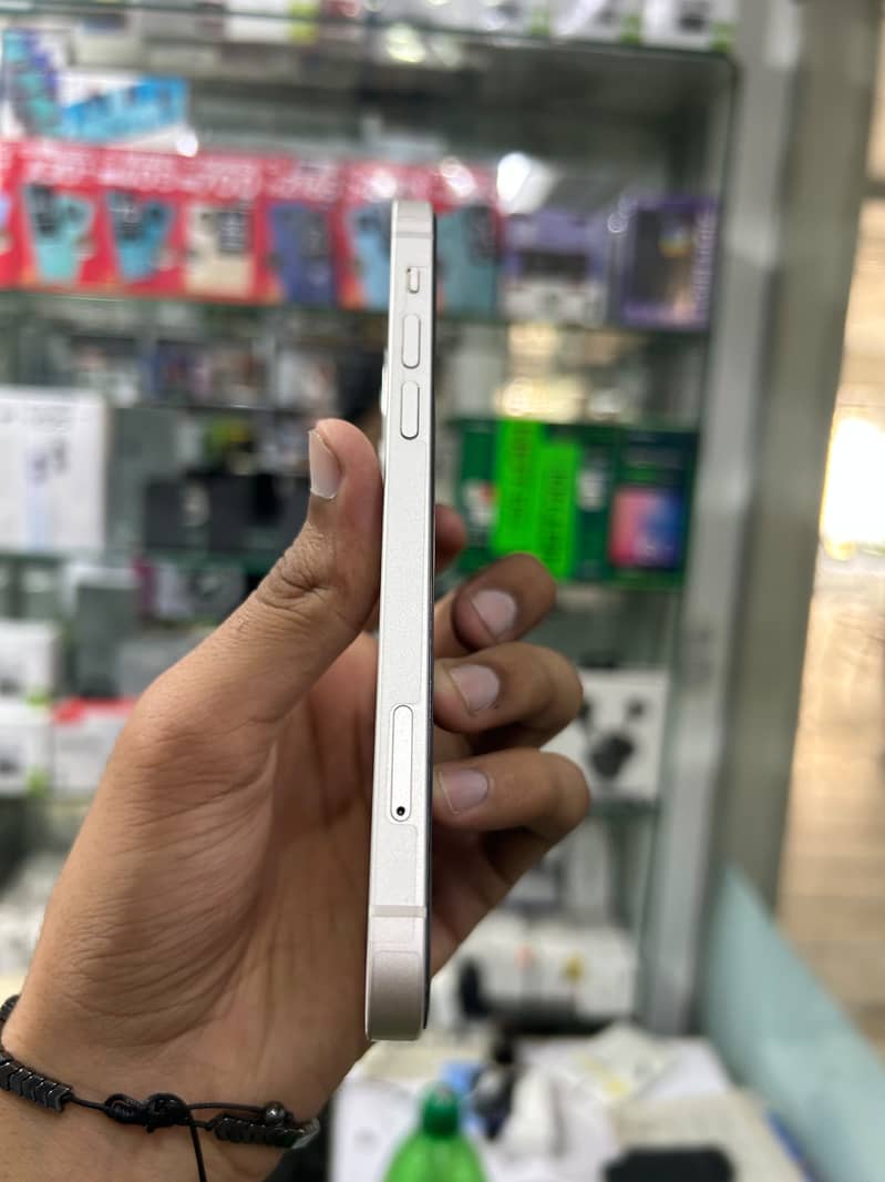 Apple iPhone 12 4