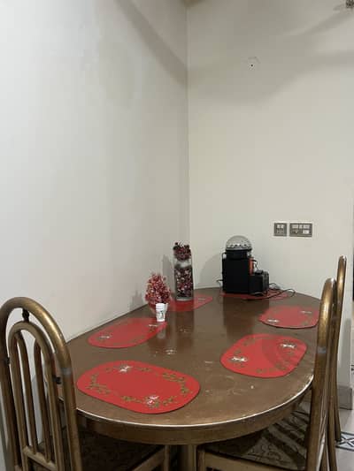 Dining table with 4 chairs in used condition Excellent build quality