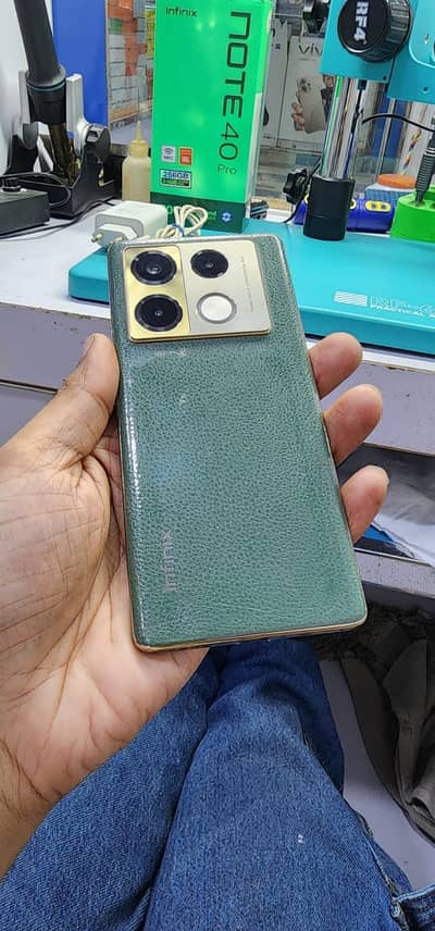 Infinix Note 40 Pro 12+12 256 GB with wireless chargr and complete box