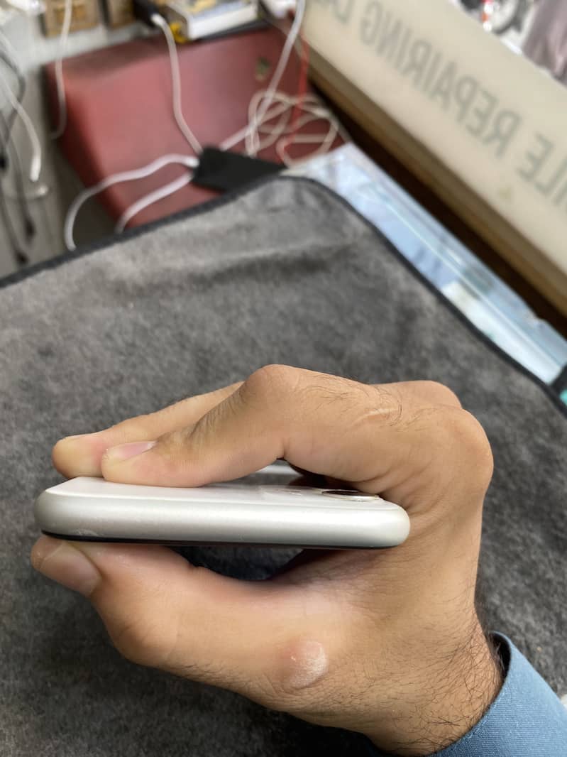 Apple iPhone 11 3