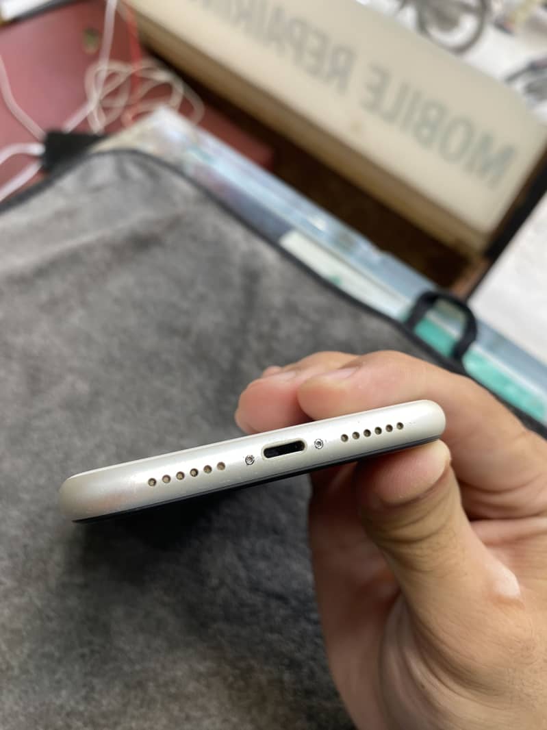 Apple iPhone 11 4