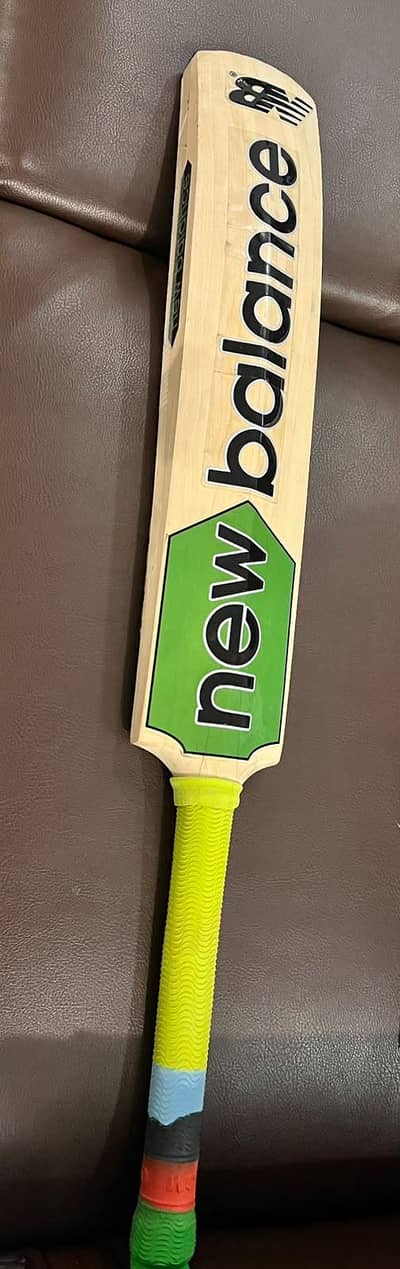 NB HARBALL BAT BRAND NEW NOT EVEN USED ONCE WEIGHT 1227 GRAMS WEIGHT