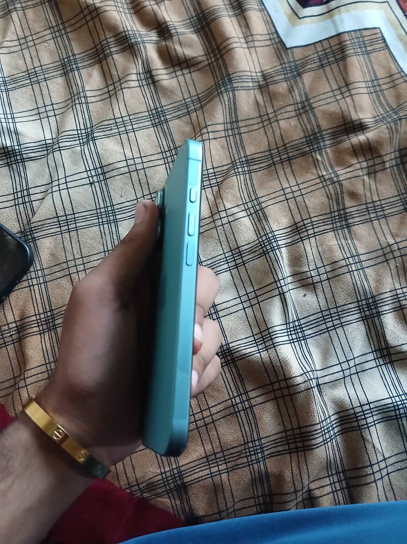 Apple iPhone 16 3