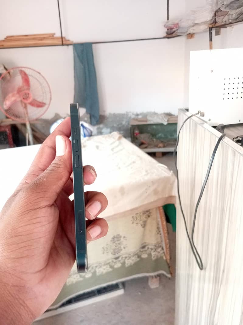 Apple iPhone 13 2