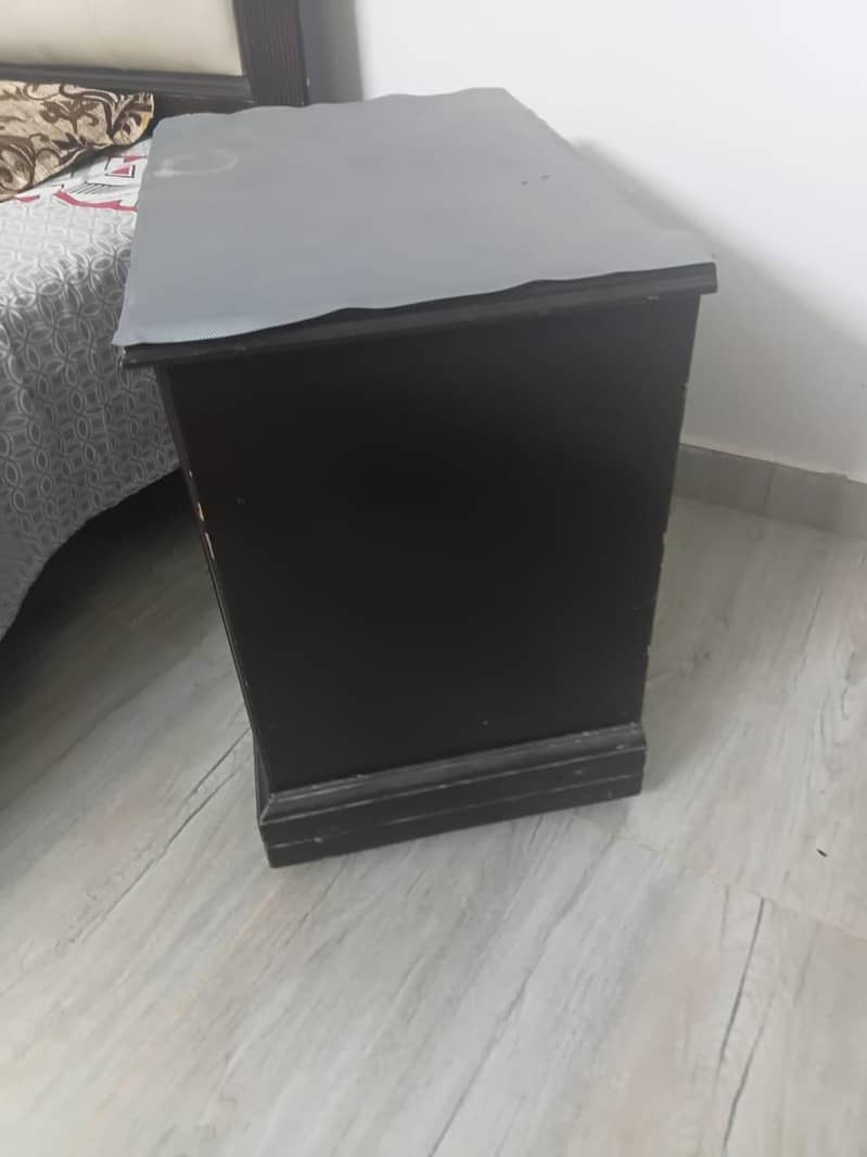 Bed + side tables + dressing table 7
