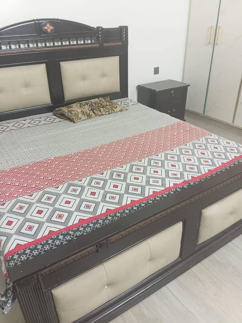 Bed + side tables + dressing table 8