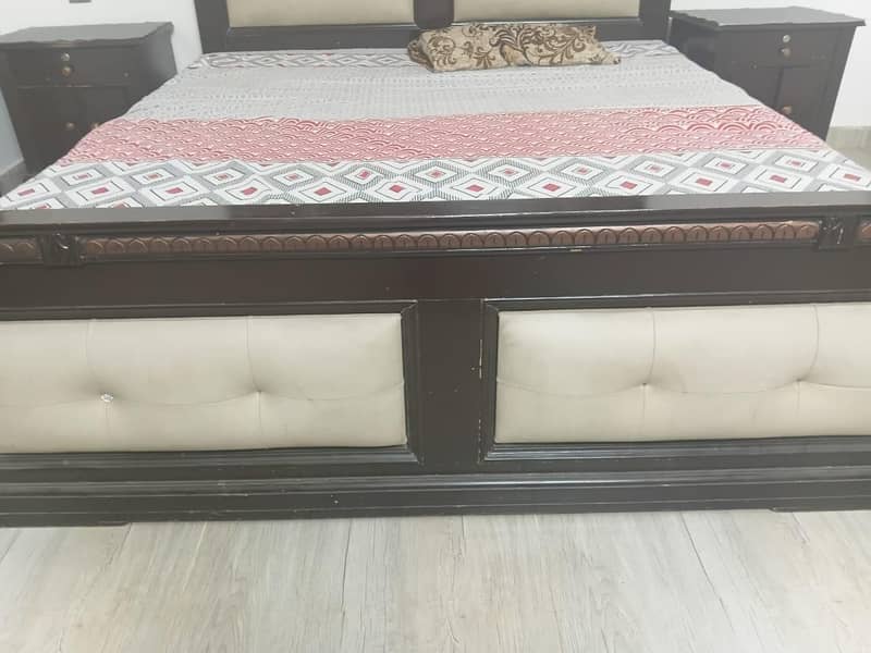 Bed + side tables + dressing table 9