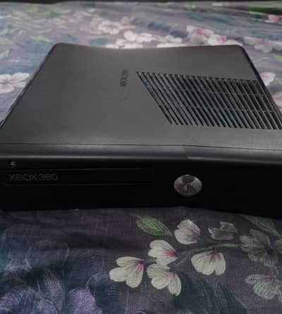 Xbox 360 Slim [250gb storage] - Excellent condition - UK  imported