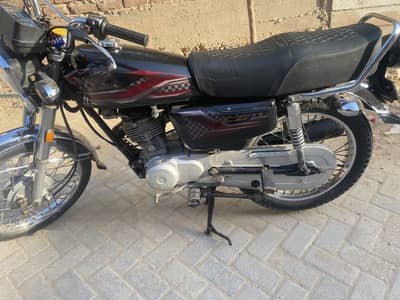 I am selling Honda cg 125 2024 new condition bike