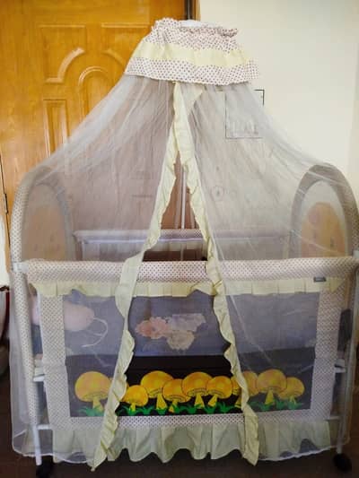 BABY COT UP FOR SALE 10/10 CONDITION