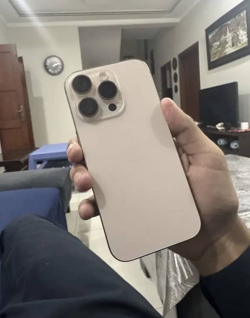 Apple iPhone 16 Pro 3