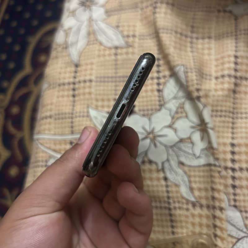 Apple iPhone X 4