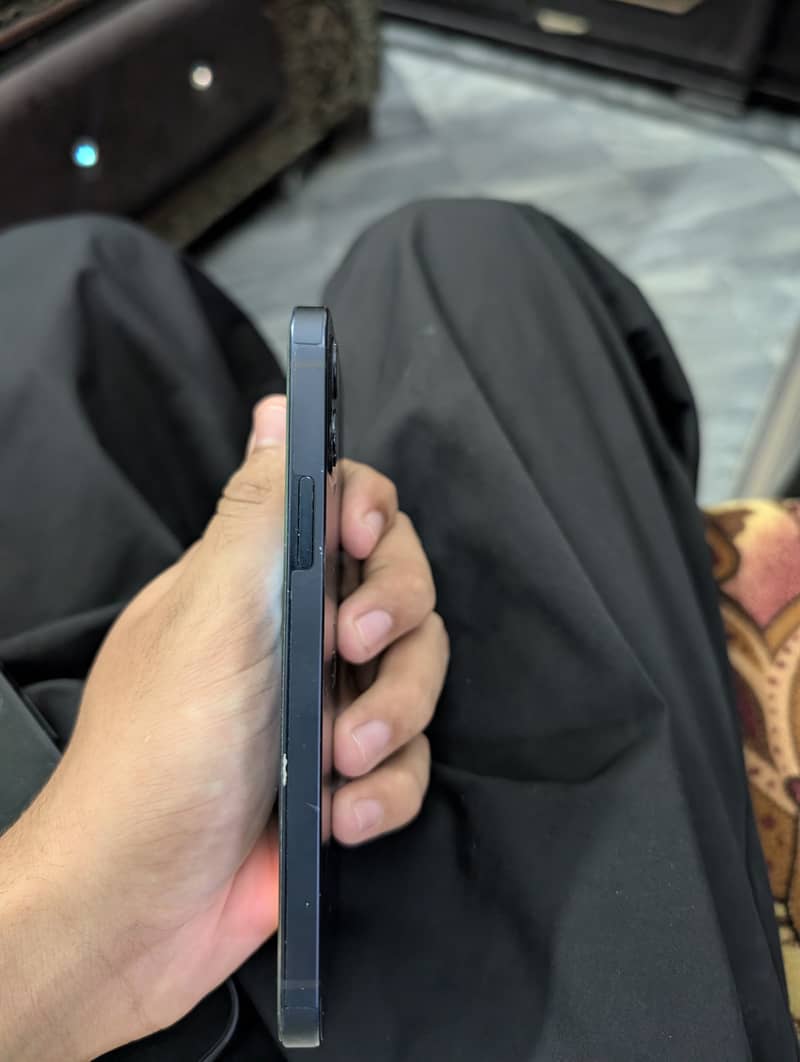 Apple iPhone 12 4