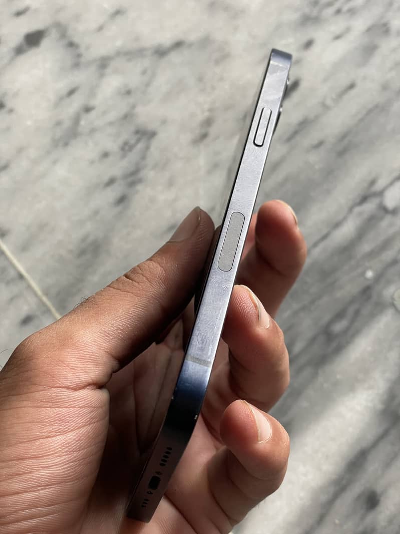 Apple iPhone 12 4