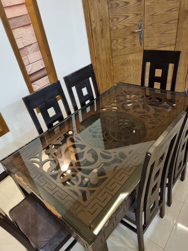 Dining table 0