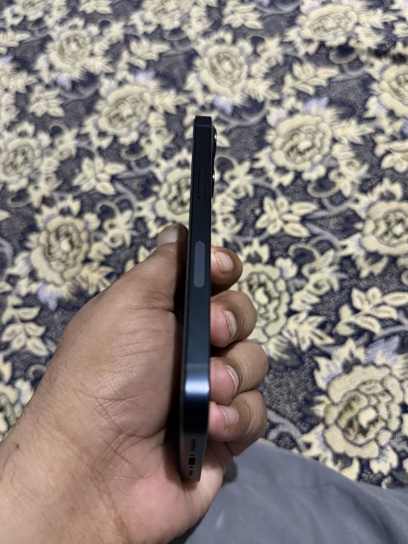 Apple iPhone 13 2