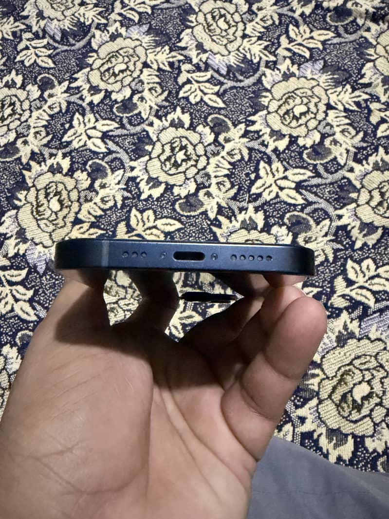 Apple iPhone 13 5