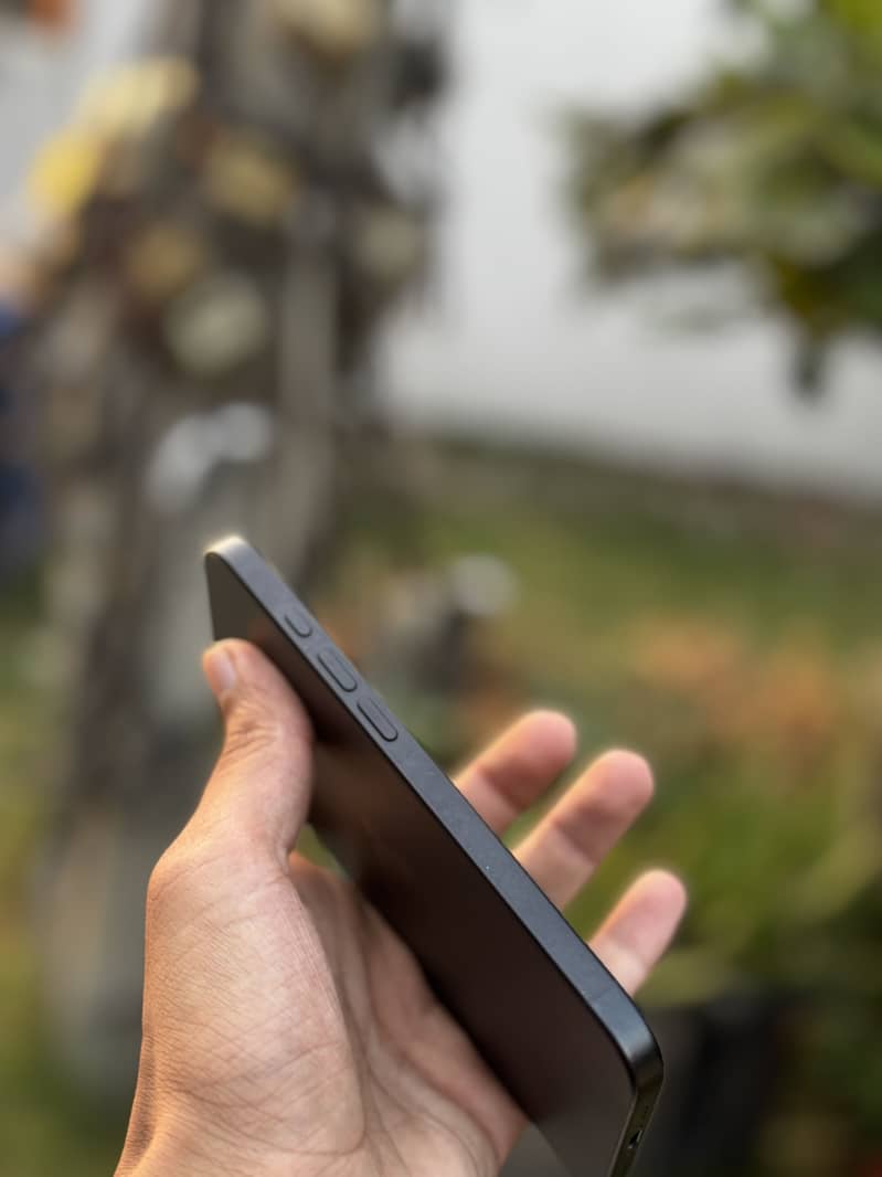 Apple iPhone 16 3