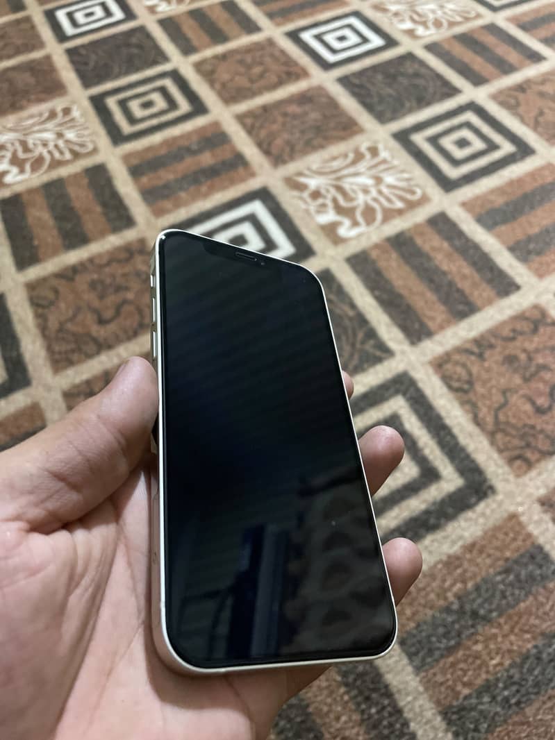 Apple iPhone 12 4
