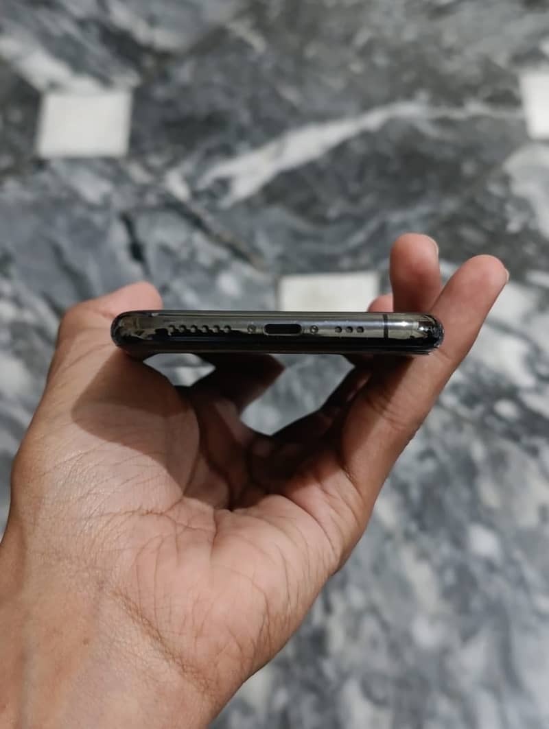 Apple iPhone 11 Pro 4
