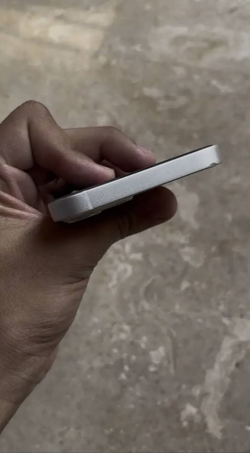 Apple iPhone 13 2
