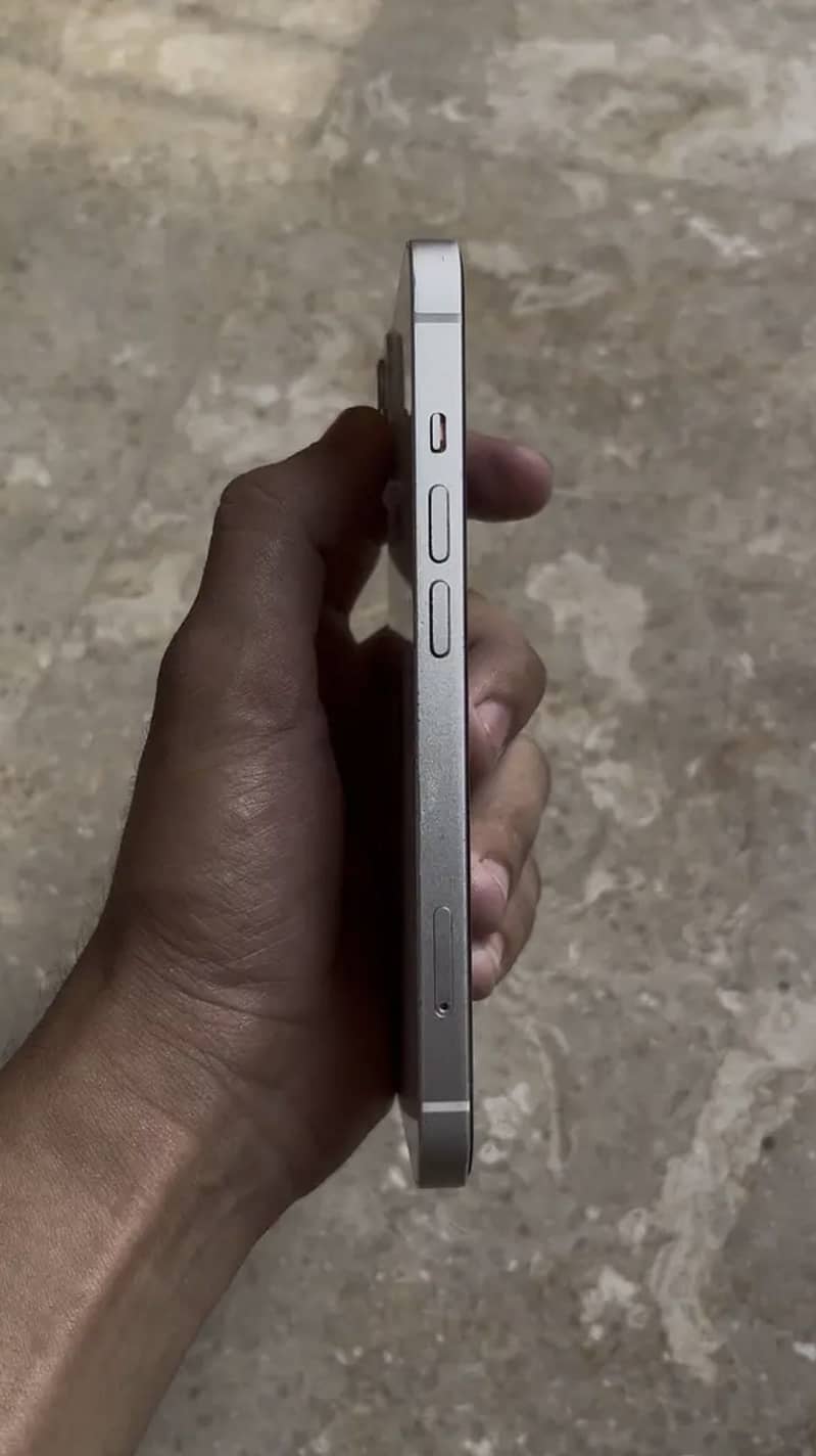 Apple iPhone 13 5