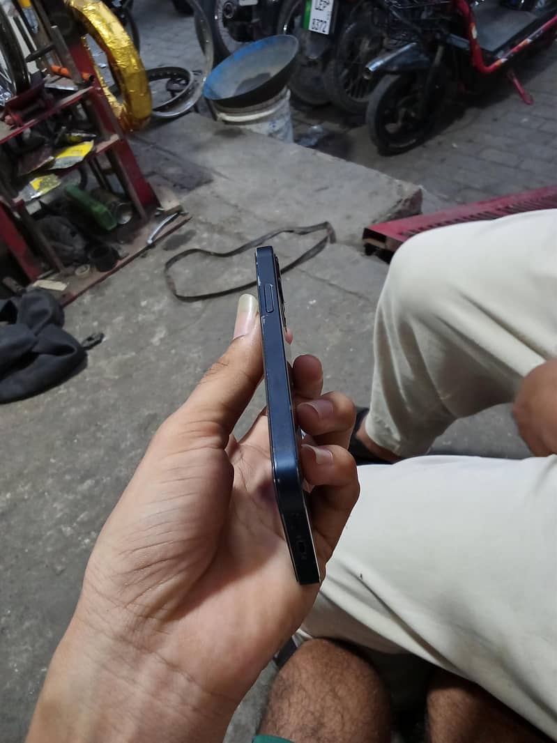 Apple iPhone 12 mini 1