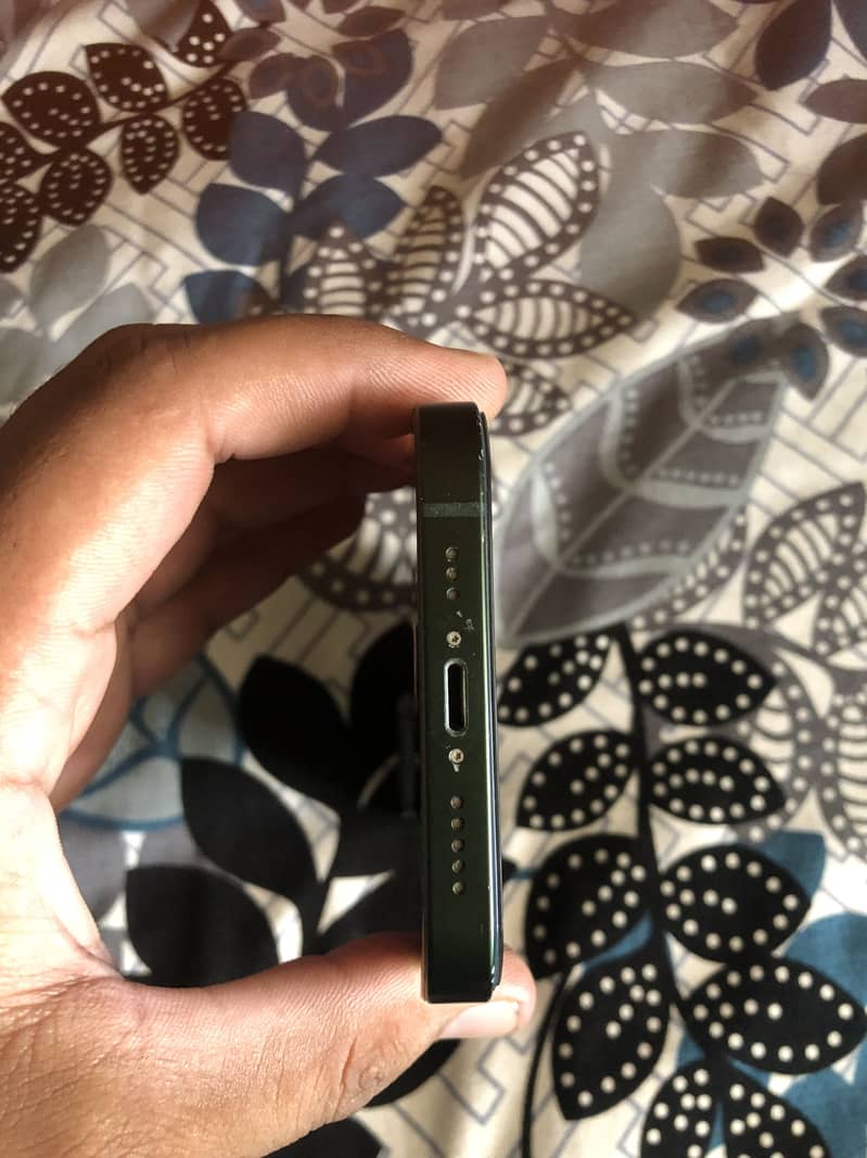 Apple iPhone 13 4