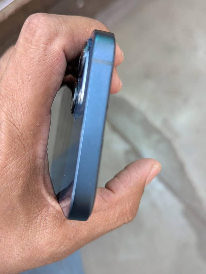 Apple iPhone 13 4