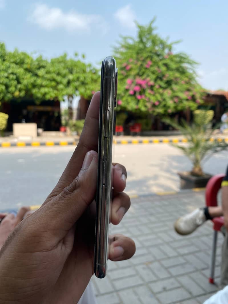 Apple iPhone X 4
