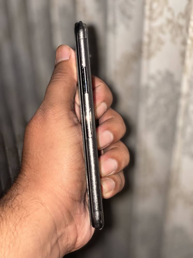 Apple iPhone X 4