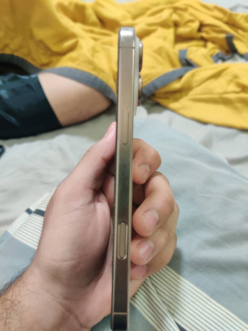 Apple iPhone 16 Pro Max 4