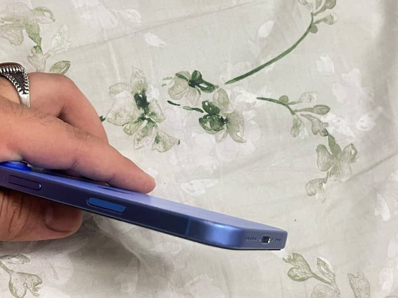 Apple iPhone 16 2