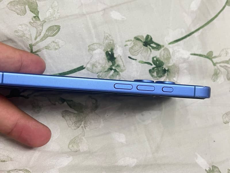 Apple iPhone 16 3