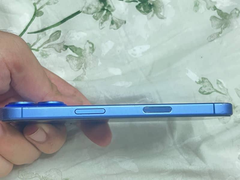 Apple iPhone 16 4