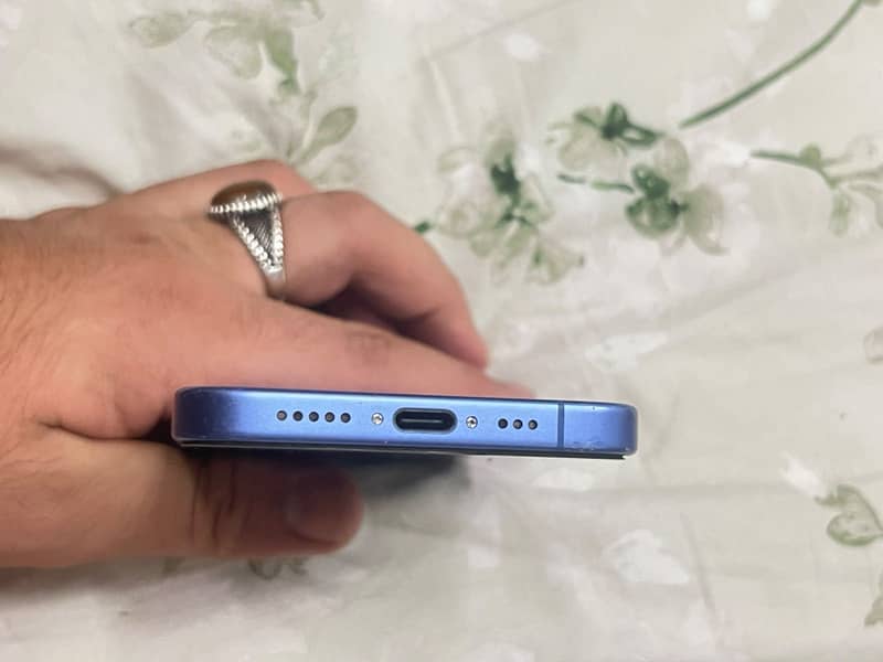 Apple iPhone 16 5