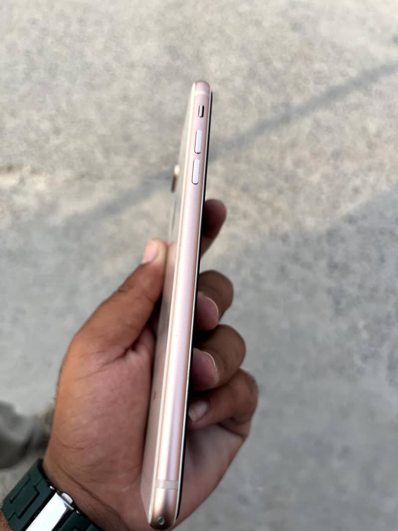Apple iPhone 8 Plus 3