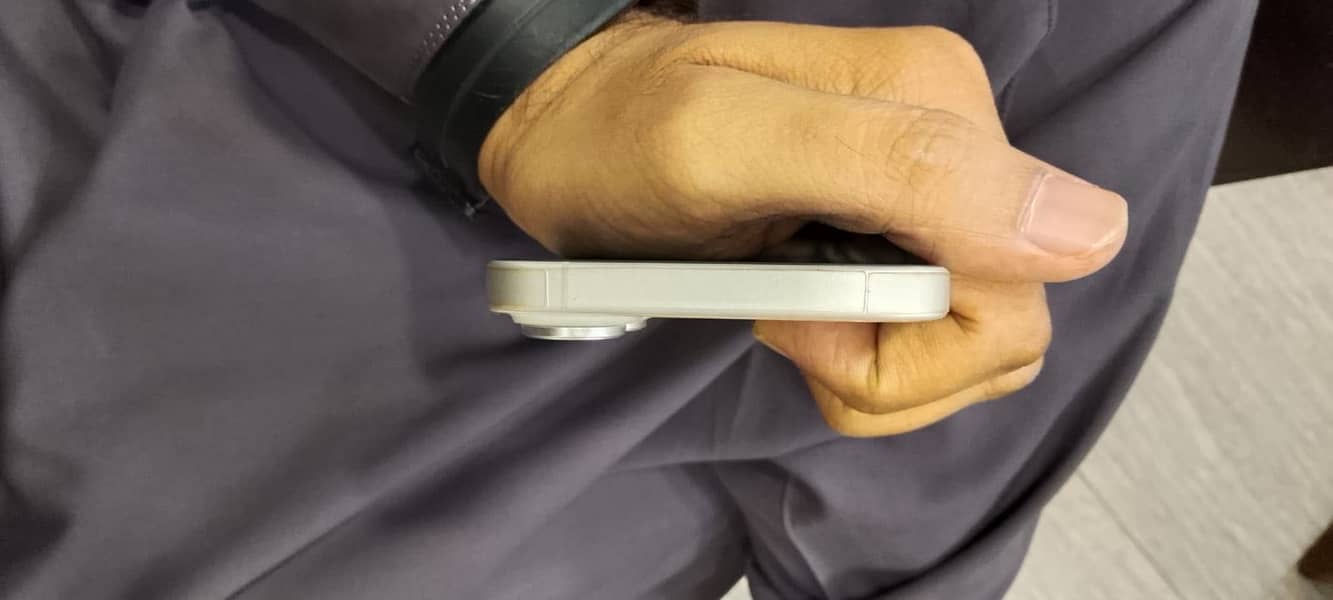 Apple iPhone 16 1