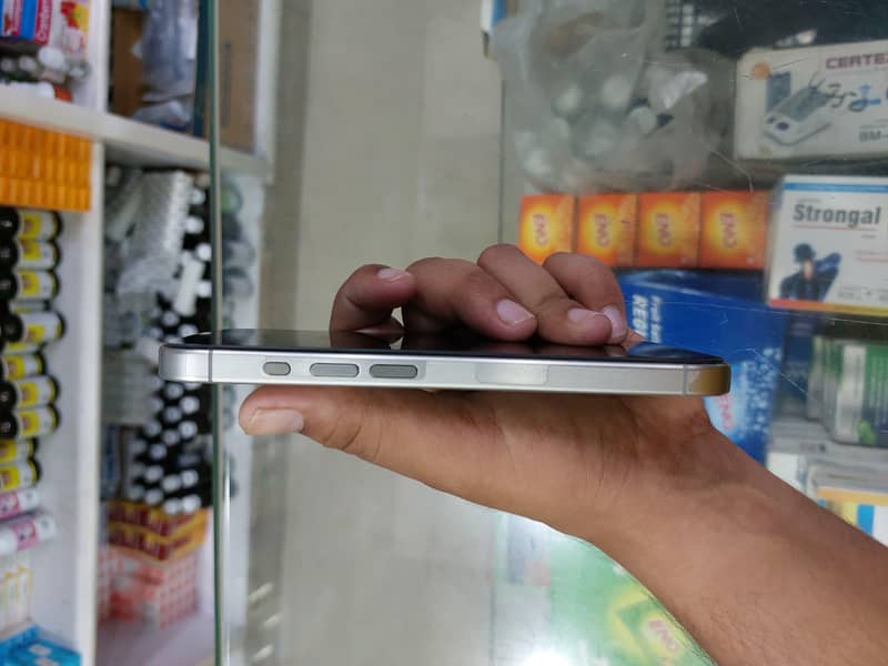 Apple iPhone 15 Pro 2