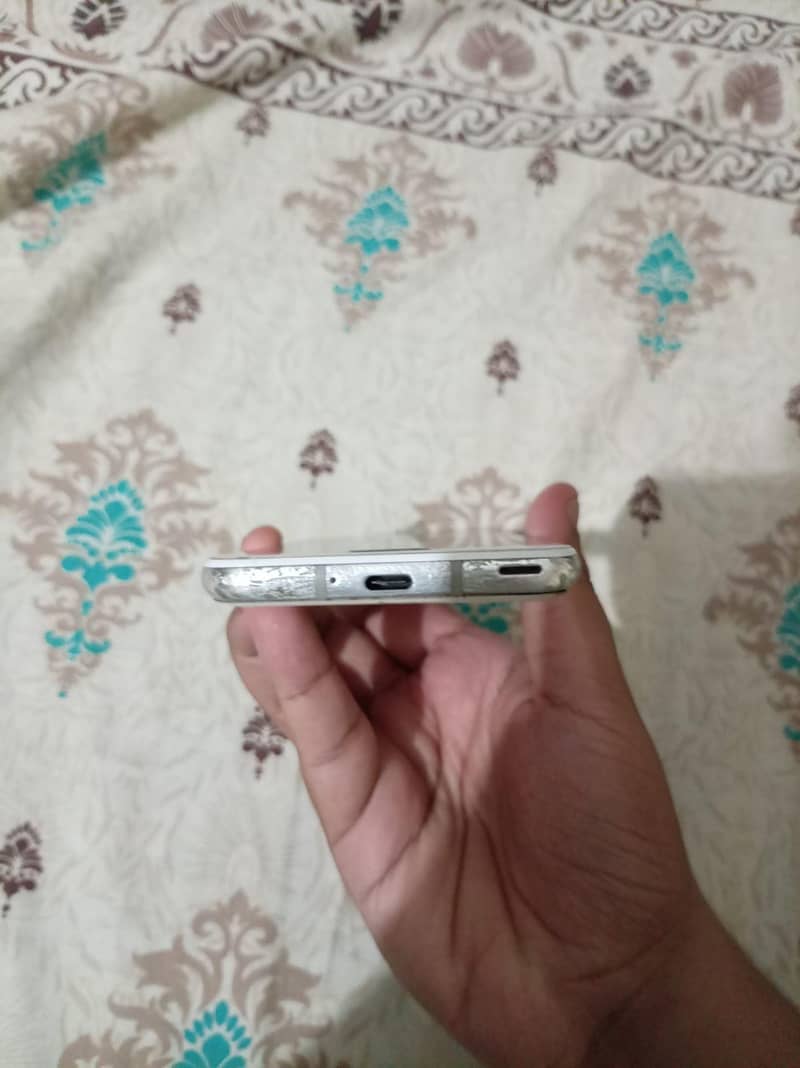 Sharp Aquos R2 3