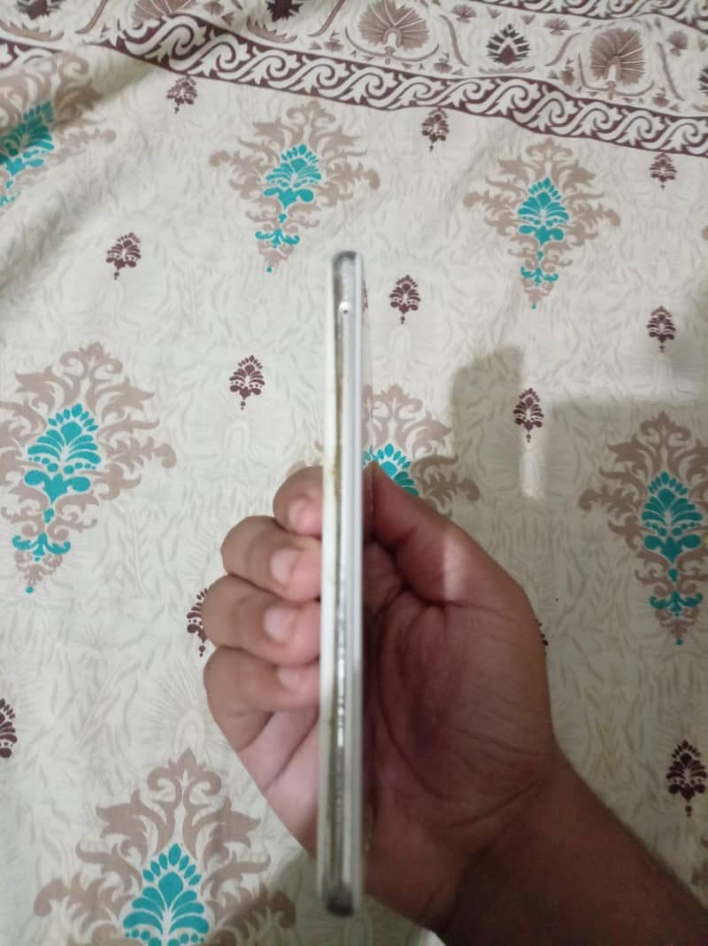 Sharp Aquos R2 4