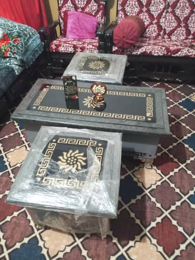 Sofa aur maze table for sale